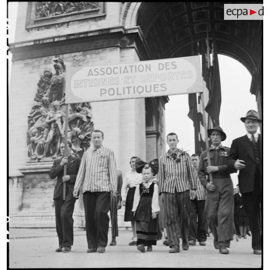 Cortège d'une délégation d'une association d'internés et de déportés politiques à l'Arc de Triomphe.