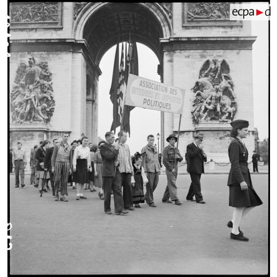 Cortège d'une délégation d'une association d'internés et de déportés politiques à l'Arc de Triomphe.