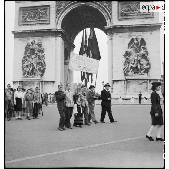 Cortège d'une délégation d'une association d'internés et de déportés politiques à l'Arc de Triomphe.