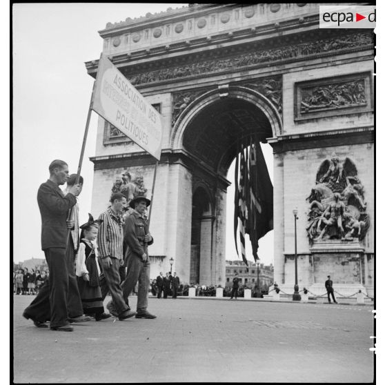 Cortège d'une délégation d'une association d'internés et de déportés politiques à l'Arc de Triomphe.