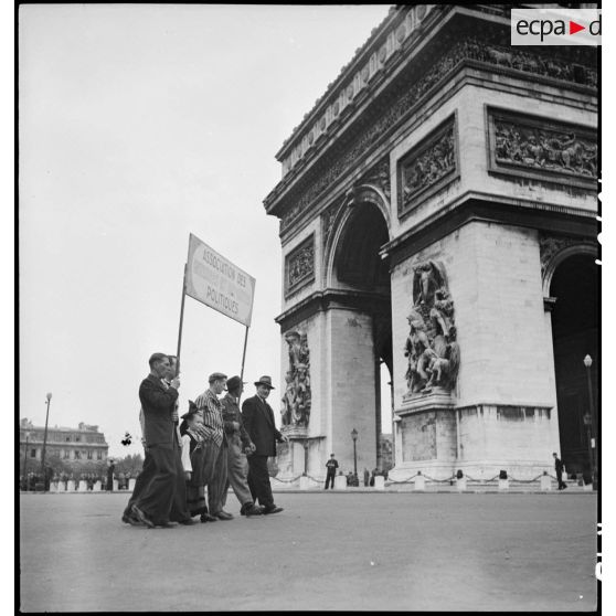 Cortège d'une délégation d'une association d'internés et de déportés politiques à l'Arc de Triomphe.