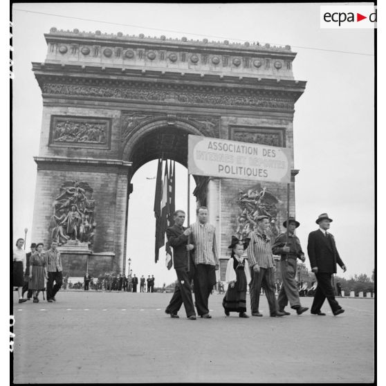 Cortège d'une délégation d'une association d'internés et de déportés politiques à l'Arc de Triomphe.