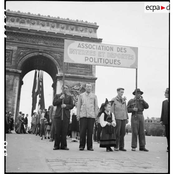 Cortège d'une délégation d'une association d'internés et de déportés politiques à l'Arc de Triomphe.