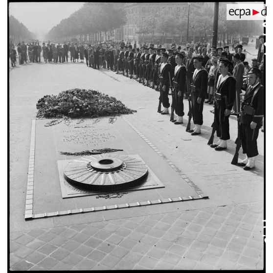 Piquet d'honneur autour de la tombe du Soldat inconnu.