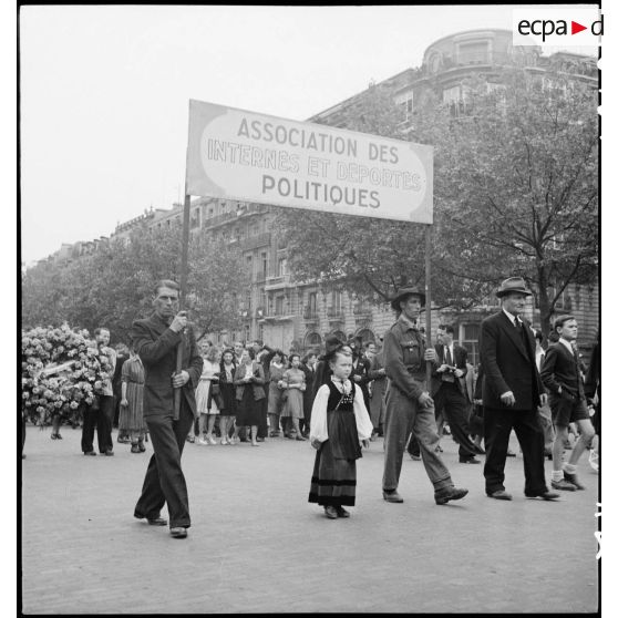 Cortège d'une délégation d'une association d'internés et de déportés politiques.