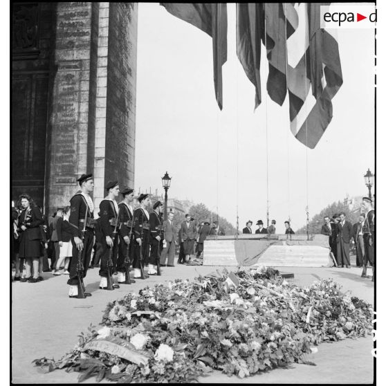 Piquet d'honneur autour de la tombe du Soldat inconnu.