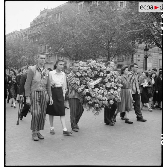 Cortège d'une délégation d'une association d'internés et de déportés politiques.