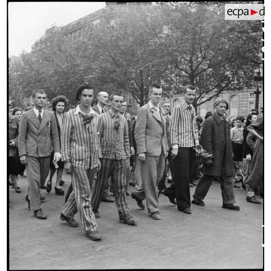Cortège d'une délégation d'une association d'internés et de déportés politiques.