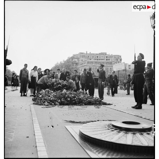 Dépôt d'une gerbe de fleurs sur la tombe du Soldat inconnu.