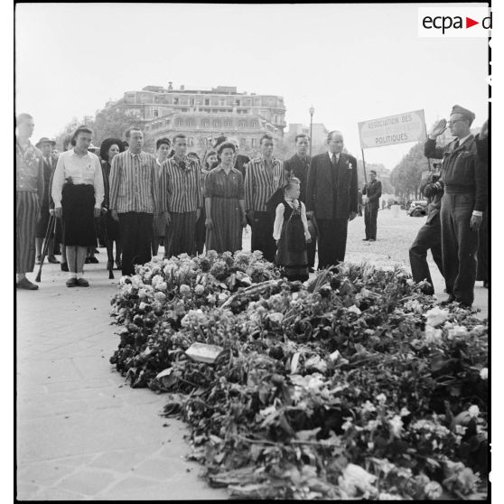 Dépôt d'une gerbe de fleurs sur la tombe du Soldat inconnu.
