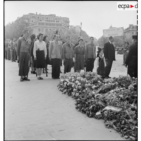 Dépôt d'une gerbe de fleurs sur la tombe du Soldat inconnu.