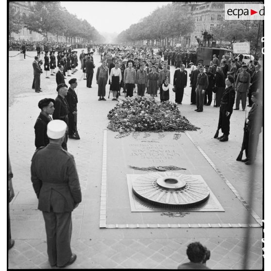 Dépôt d'une gerbe de fleurs sur la tombe du Soldat inconnu.