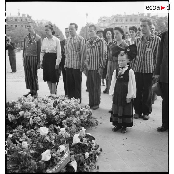 Dépôt d'une gerbe de fleurs sur la tombe du Soldat inconnu.
