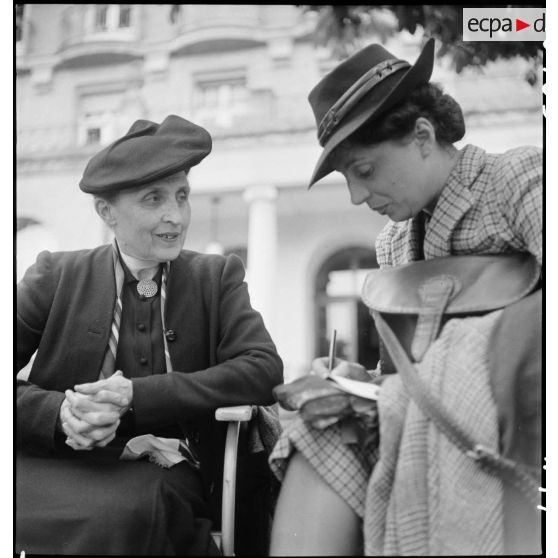 Madame Weygand s'entretient avec une journaliste.