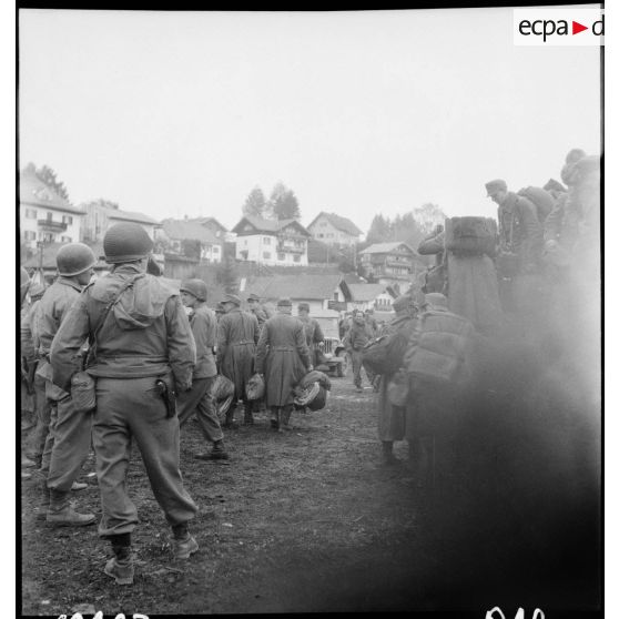 Arrivée de prisonniers de guerre allemands dans un camp de triage entre Traunstein, Inzell et Berchtesgaden.