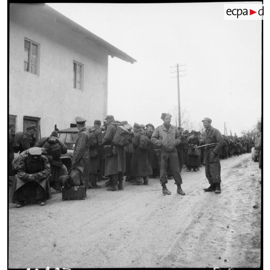 Rassemblement de sous-officiers et soldats allemands prisonniers dans la région de Berchtesgaden.