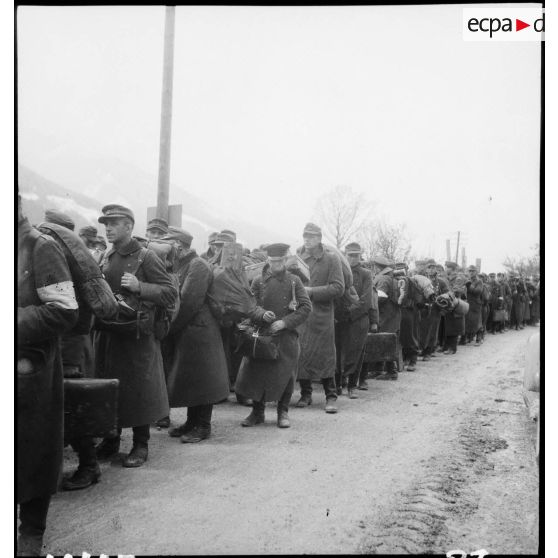 Rassemblement de sous-officiers et soldats allemands prisonniers dans la région de Berchtesgaden.