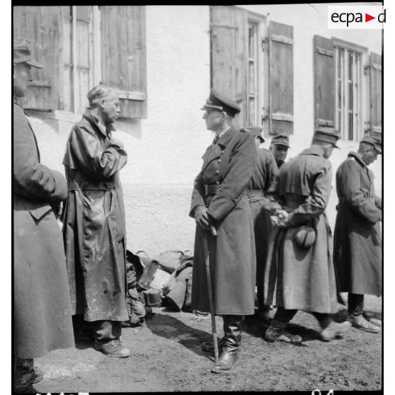 Officiers généraux allemands prisonniers discutant devant un poste de commandement de la 2e division blindée (2e DB) dans la région de Berchtesgaden.