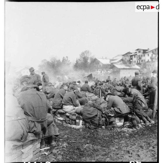 Camp de triage de prisonniers de guerre allemands entre Traunstein, Inzell et Berchtesgaden.