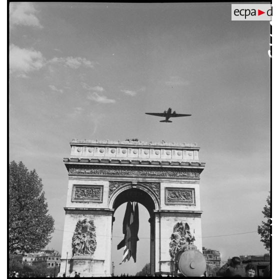 Défilé aérien survolant l'Arc de Triomphe.