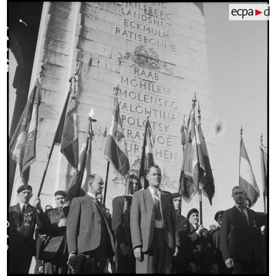Cérémonie à l'Arc de Triomphe.