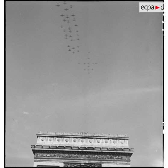 Défilé aérien survolant l'Arc de Triomphe.