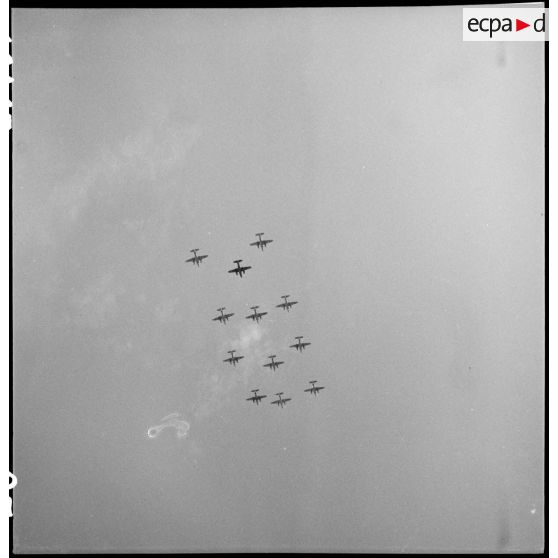 Défilé aérien survolant l'Arc de Triomphe.