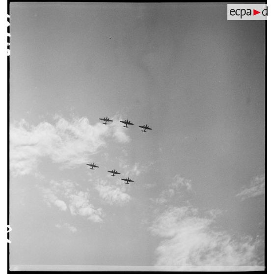 Défilé aérien survolant l'Arc de Triomphe.