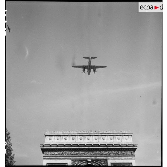 Défilé aérien survolant l'Arc de Triomphe.