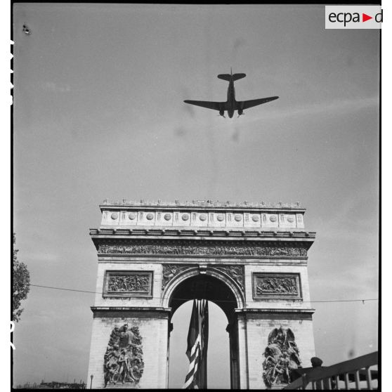 Défilé aérien survolant l'Arc de Triomphe.