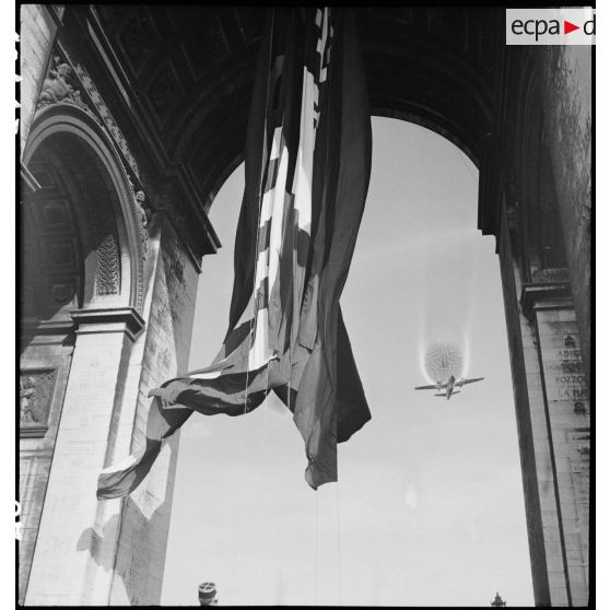 Défilé aérien survolant l'Arc de Triomphe.