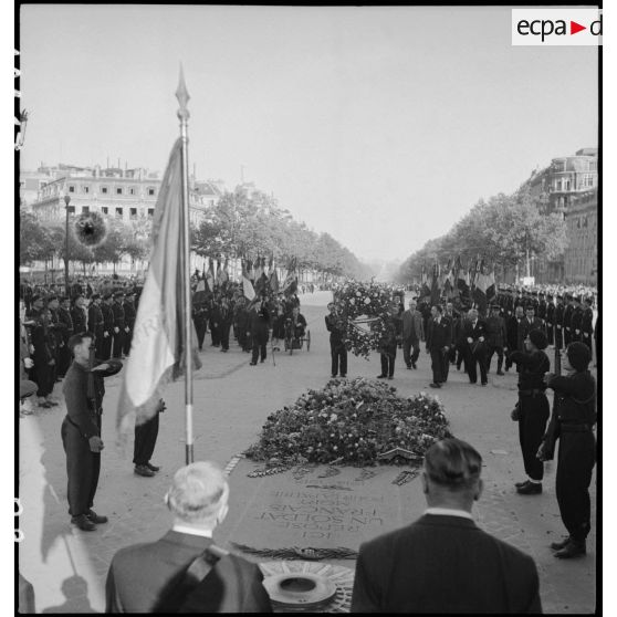 Cérémonie à l'Arc de Triomphe.