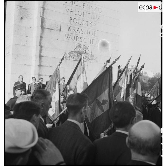 Cérémonie à l'Arc de Triomphe.