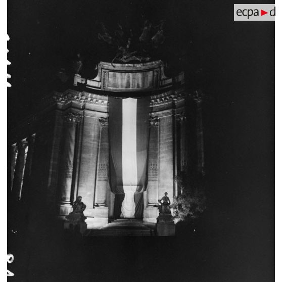 De nuit, une des entrées du Petit Palais.