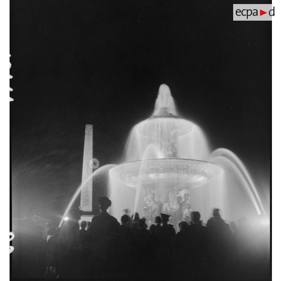De nuit, une des deux fontaines de la place de la Concorde éclairée.