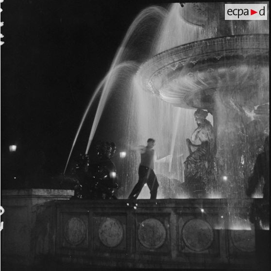 De nuit, une des deux fontaines de la place de la Concorde éclairée.