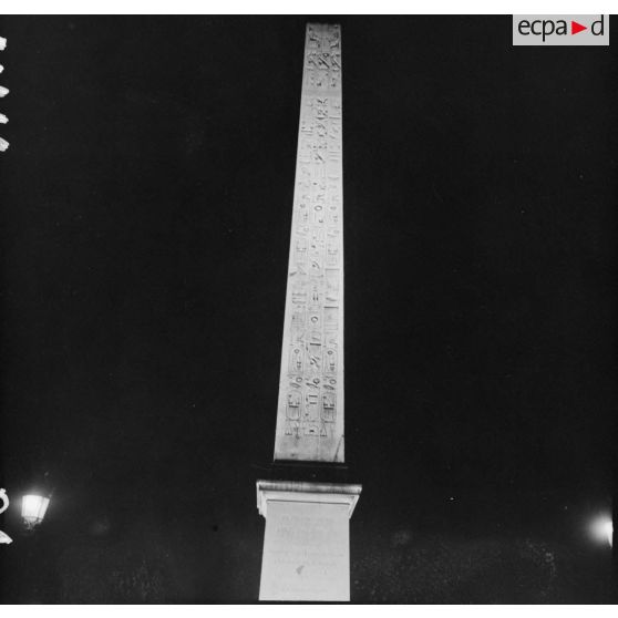 De nuit, l'Obélisque éclairé sur la place de la Concorde.