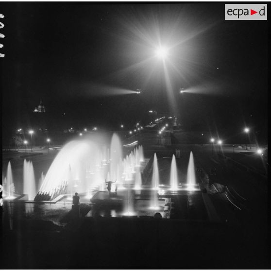 De nuit, les jardins du Trocadéro éclairés.