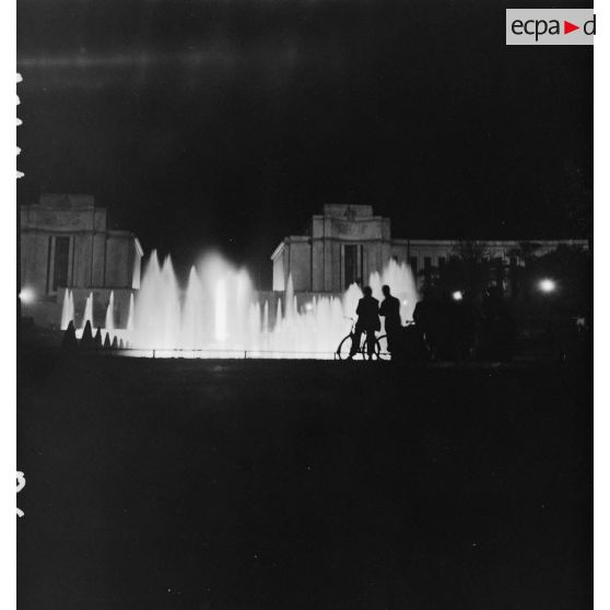 De nuit, les jardins du Trocadéro éclairés.