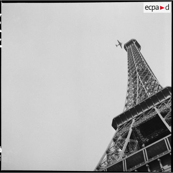 Un défilé aérien survole la Tour Eiffel.
