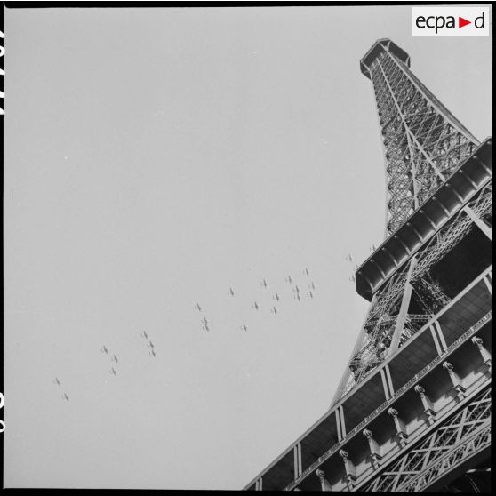 Un défilé aérien survole la Tour Eiffel.