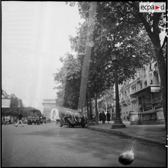L'avenue des Champs-Elysées et l'Arc de Triomphe.