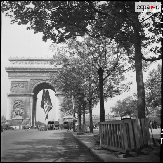 L'avenue des Champs-Elysées et l'Arc de Triomphe.