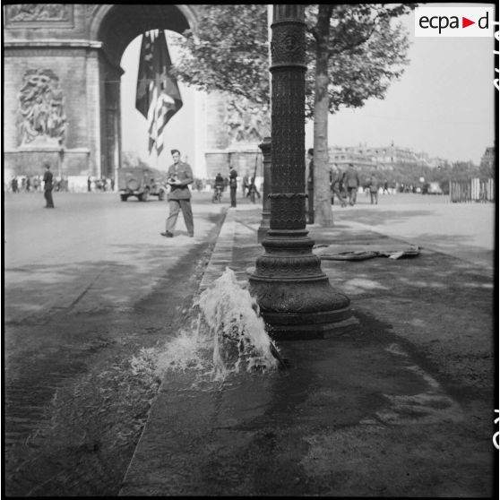 L'avenue des Champs-Elysées et l'Arc de Triomphe.