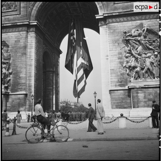 L'Arc de Triomphe pavoisé aux couleurs alliées.