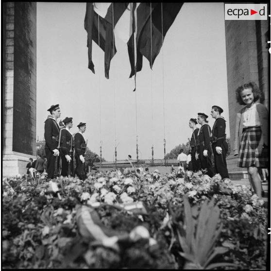 Piquet d'honneur autour de la tombe du Soldat inconnu.