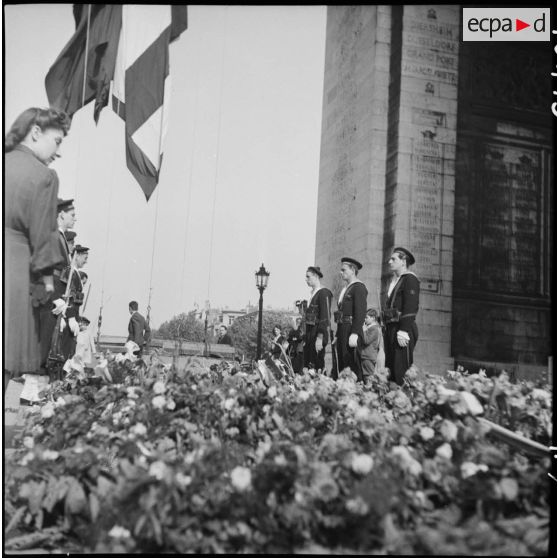 Piquet d'honneur autour de la tombe du Soldat inconnu.