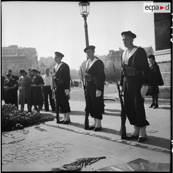 Piquet d'honneur autour de la tombe du Soldat inconnu.