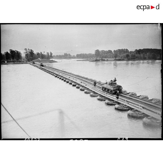 Franchissement du Rhin par la 2e division blindée (2e DB) pour rentrer en France.