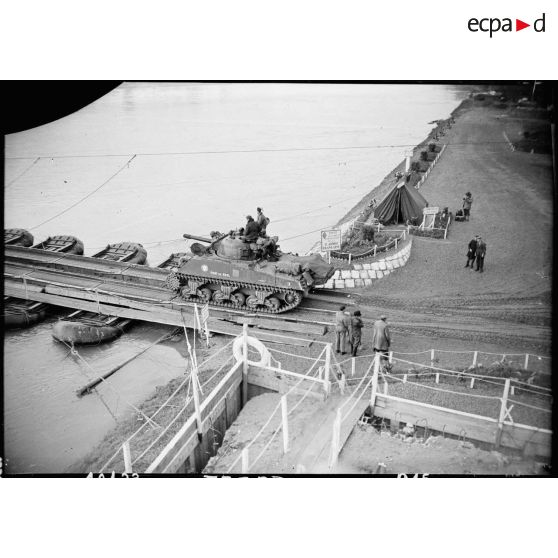 Franchissement du Rhin par la 2e DB pour un retour en France.